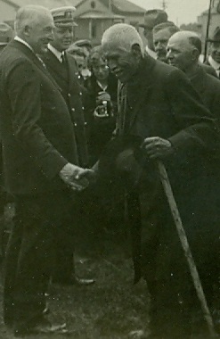 "The Kiksádi warriors, led by their new War Chief K'alyaan (Katlian) — wearing a Raven mask and armed with a blacksmith's hammer, surged out of Shis'kí Noow and engaged the attacking force in hand-to-hand combat." <---- These are the goons in the corner of Warren G. Harding. You want this throne? You can die trying.