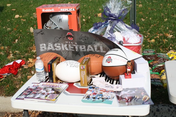 The charity raffle table. Yes, that's a Ray Small autographed photo. TROLLOLOLOLOLOL.