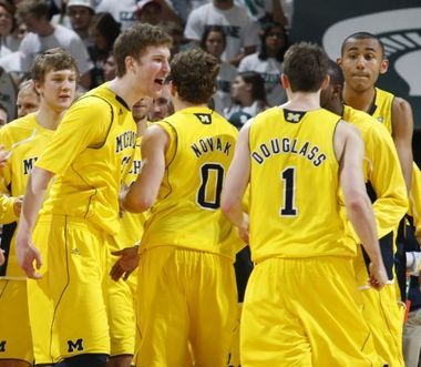 HMMMMMM THAT SURE IS A LOT OF WHITE DUDES ON AN ORGANIZED BASKETBALL COURT. THANK YOU MODS FOR ALLOWING THE NBA SEASON TO EXIST THIS YEAR.