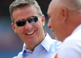 Urbs looks more like a happy secret service agent here