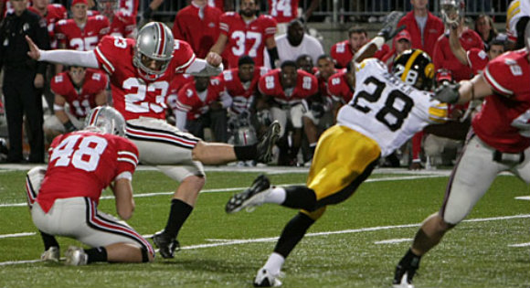 Que soccer "run-around-the-field-screaming" celebration