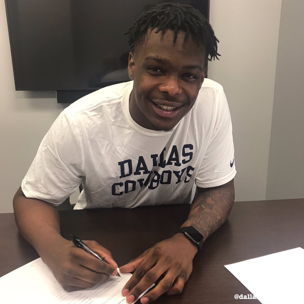 Brown signs via Cowboys Twitter