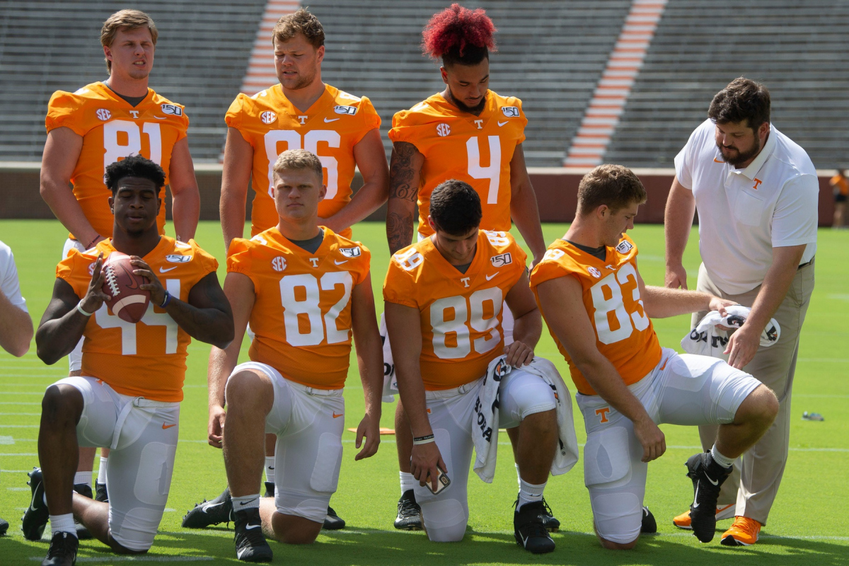 Tennessee tight ends, from left, bottom row, Tennessee tight end Princeton Fant (44), Jackson Lowe (82), Hunter Salmon (89), and Sean Brown (83). Top row, from left, are Austin Pope (81), Andrew Craig (86), and Dominick Wood-Anderson (4), and tight ends coach Brian Niedermeyer gather for group photos at Neyland Stadium on Sunday, August 4, 2019. Kns Vols Mediaday