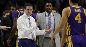 Will Wade meeting with his players during a timeout. 