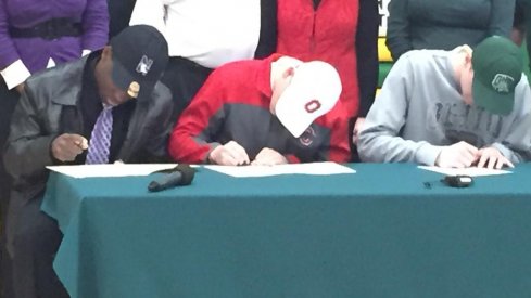 Joe Burrow sings his LOI.