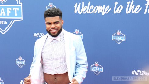 Ezekiel Elliott stole the show when he flashed his tuxedo crop top on the red carpet.