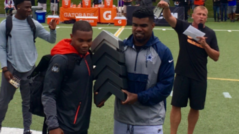JK Dobbins holds his trophy with former Ohio State running back Ezekiel Elliott.