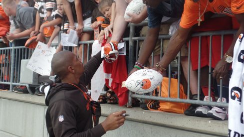 Former Cleveland Browns and Ohio State player Terrelle Pryor signs autographs at Ohio State