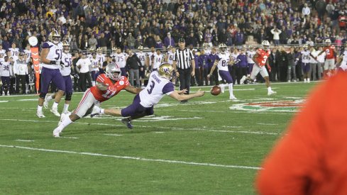 Tyreke Smith puts pressure on Washington's Jake Browning