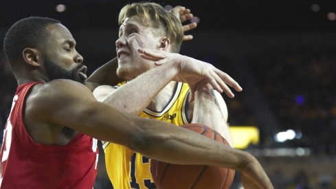 Ohio State and Michigan basketball players get tangled up