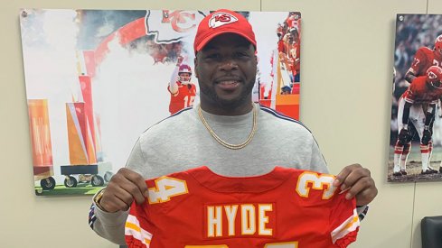 Carlos Hyde signs with the Kansas City Chiefs.