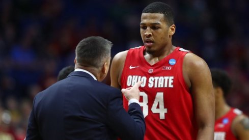 Chris Holtmann coaches up Kaleb Wesson.