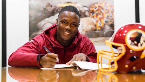 Terry McLaurin signs his NFL contract.
