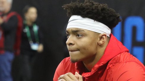 Justin Fields injures knee.