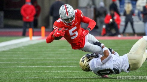 Garrett Wilson makes a dive attempt. 