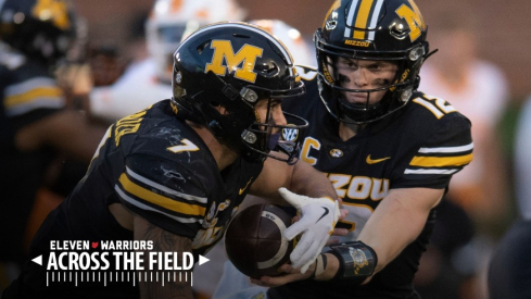 Brady Cook handing the ball to Cody Schrader