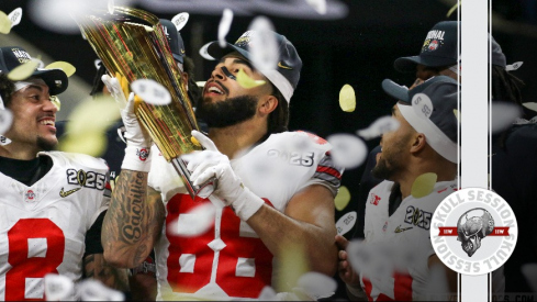 Gee Scott lifts Ohio State's national championship trophy