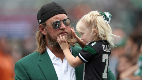 Nick Mangold's daughter playing with his beard