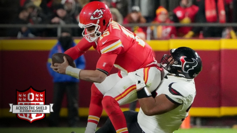 Tommy Togiai sacking Patrick Mahomes