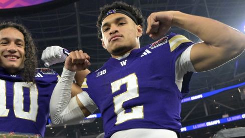 Washington Huskies linebacker Xe'Ree Alexander (10) and quarterback Demond Williams Jr. (2)