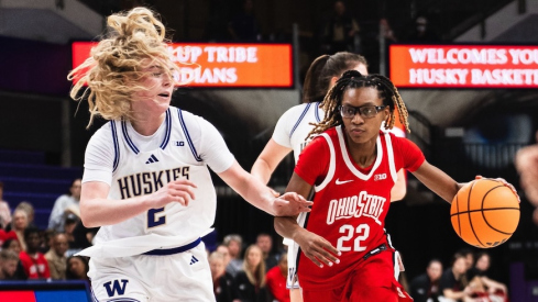 Jaloni Cambridge driving past Washington’s Avery Howell