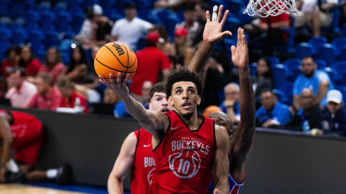 Justin Pippen driving to the basket in Puerto Rico