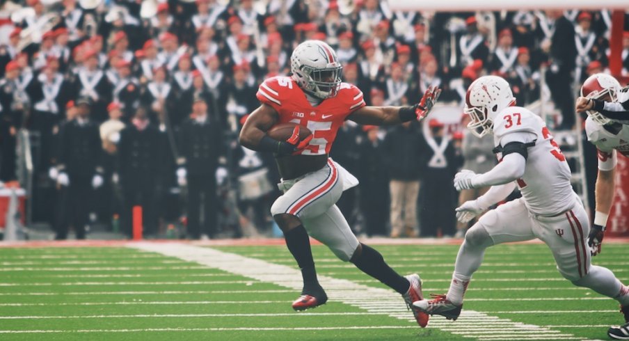 Ezekiel Elliott carries the ball.