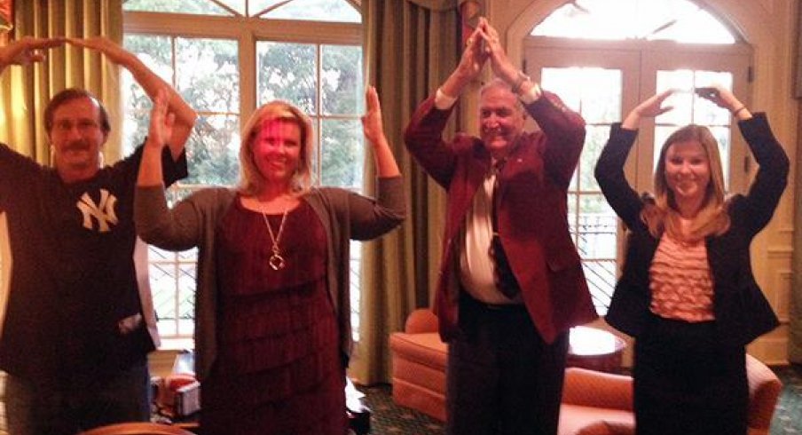 Former Alabama football coach Gene Stallings does O-H-I-O