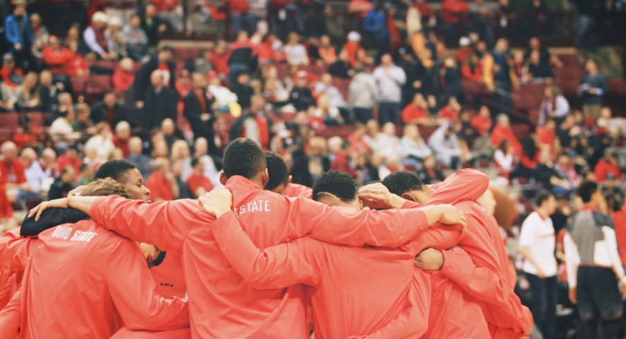 Ohio State huddles before playing Maryland.