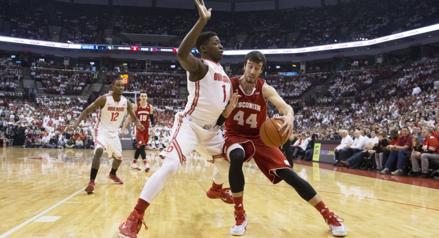 Frank Kaminsky posts up Jae'Sean Tate