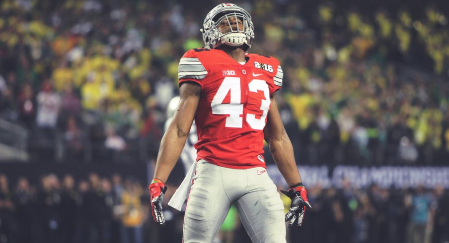 Darron Lee makes a play against Oregon.