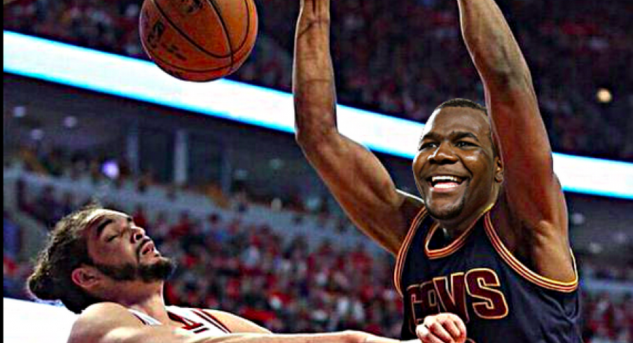 Joakim Noah gets posterized by Cardale Jones