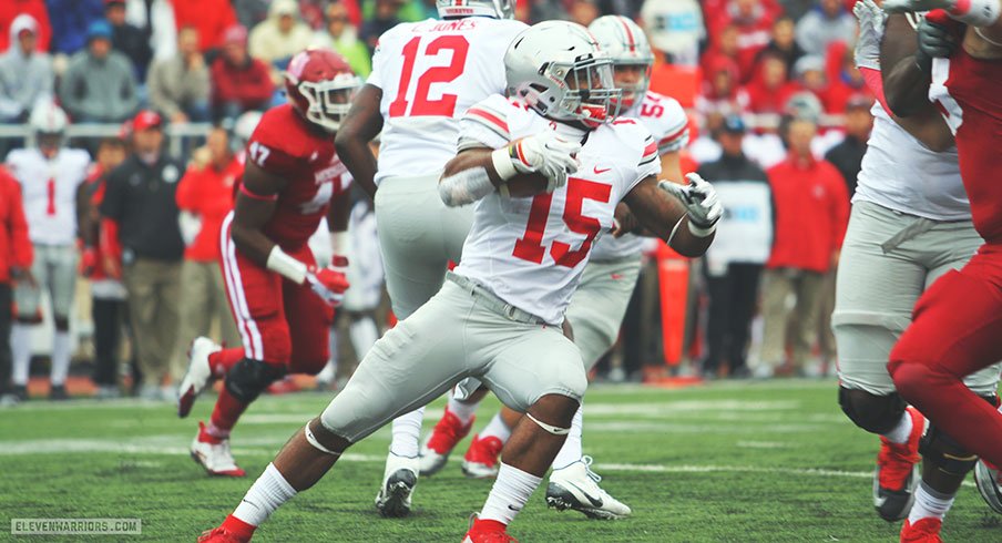 Ezekiel Elliott carries the ball.