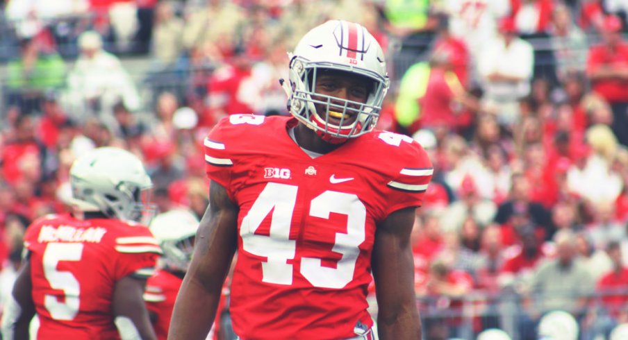 Darron Lee pumps up the crowd.