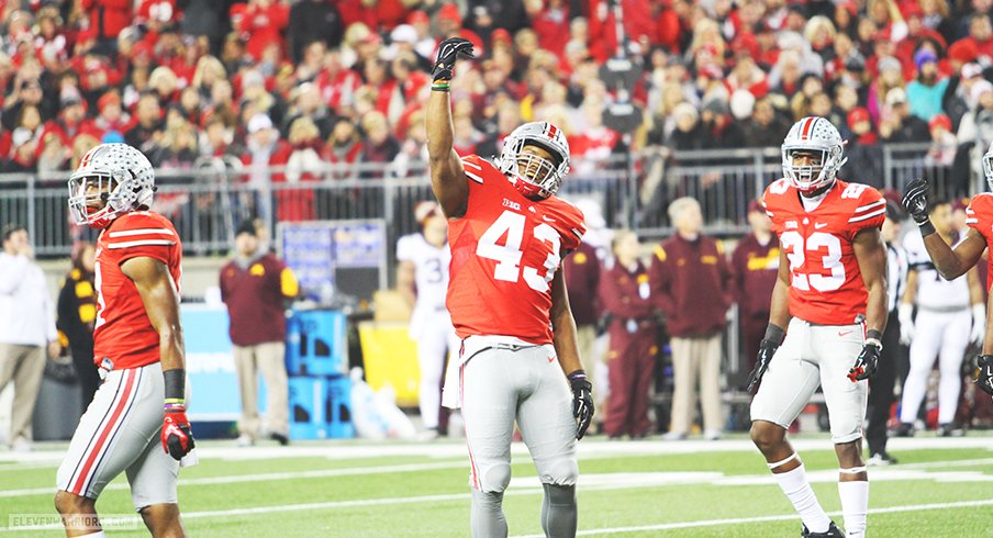 Darron Lee pumps up the crowd. 