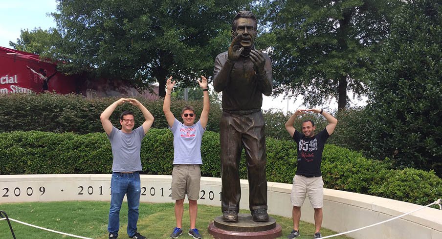 Ohio State fans form an O-H-I-O with the Nick Saban statue in Tuscaloosa