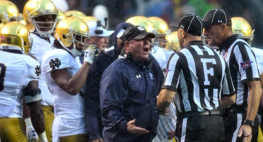 Notre Dame coach Brian Kelly whining to refs.