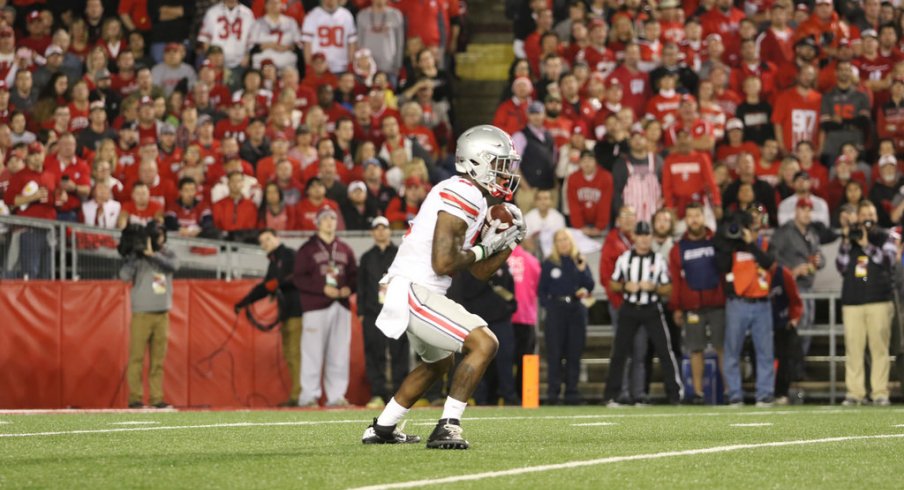 Dontre Wilson fields a punt against Wisconsin. 