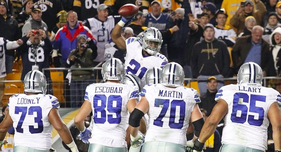 Ezekiel Elliott celebrates with his offensive line against Pittsburgh.