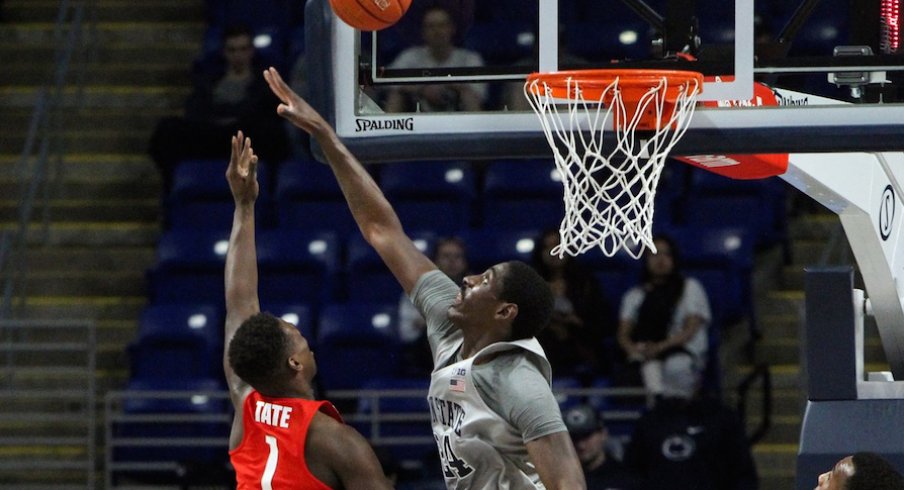 Jae'Sean Tate scores inside against Penn State. 