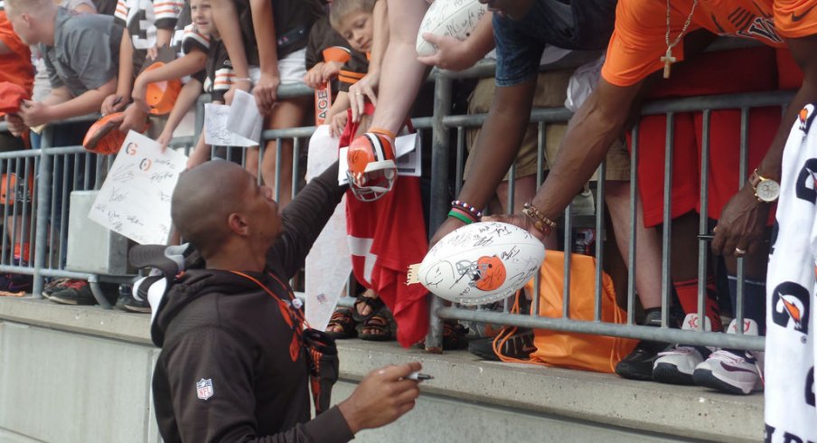 Former Cleveland Browns and Ohio State player Terrelle Pryor signs autographs at Ohio State