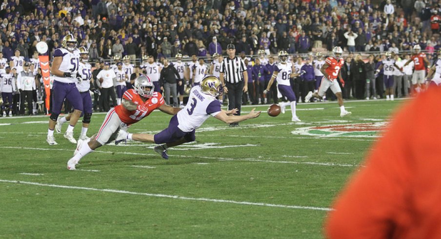 Tyreke Smith puts pressure on Washington's Jake Browning