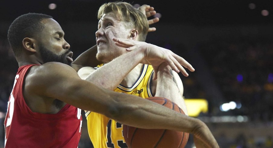Ohio State and Michigan basketball players get tangled up