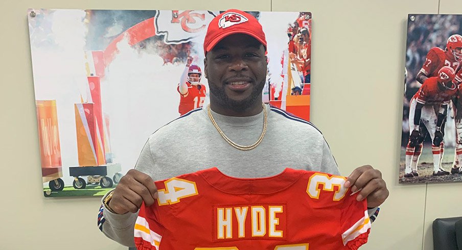 Carlos Hyde signs with the Kansas City Chiefs.