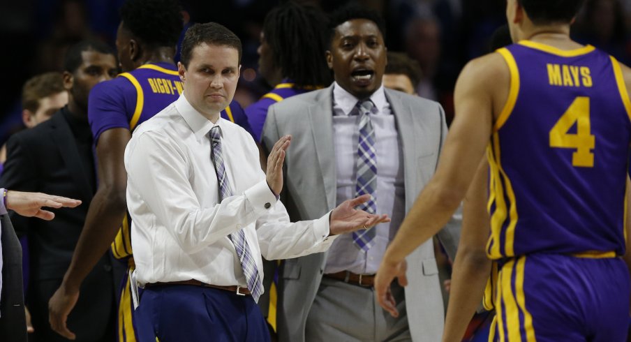 Will Wade meeting with his players during a timeout. 