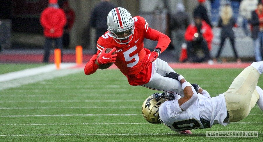 Garrett Wilson makes a dive attempt. 