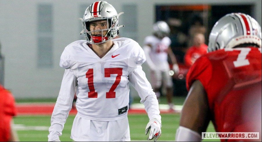 Ohio State Safety Bryson Shaw entre dans la porte de déviation