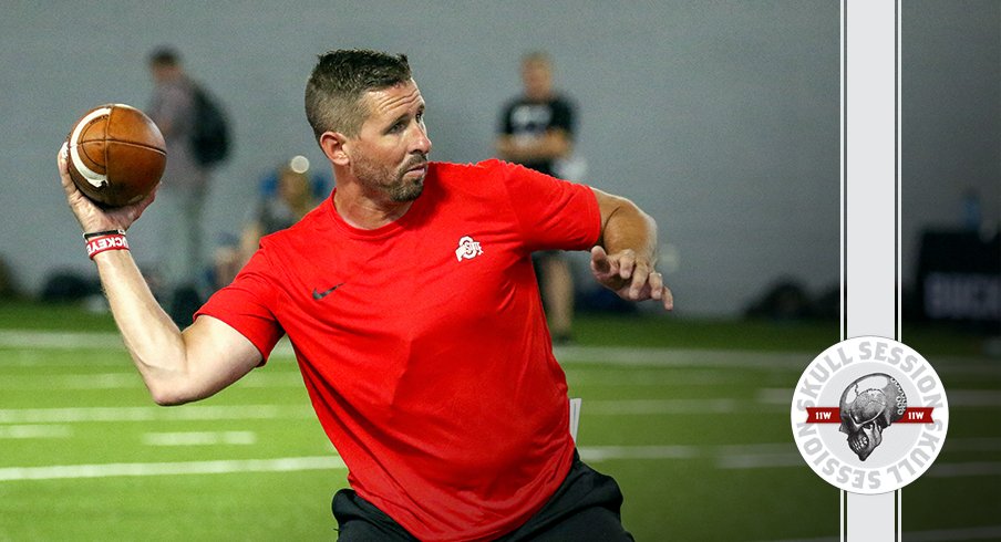 Brian Hartline is throwing a ball in today's skull session.
