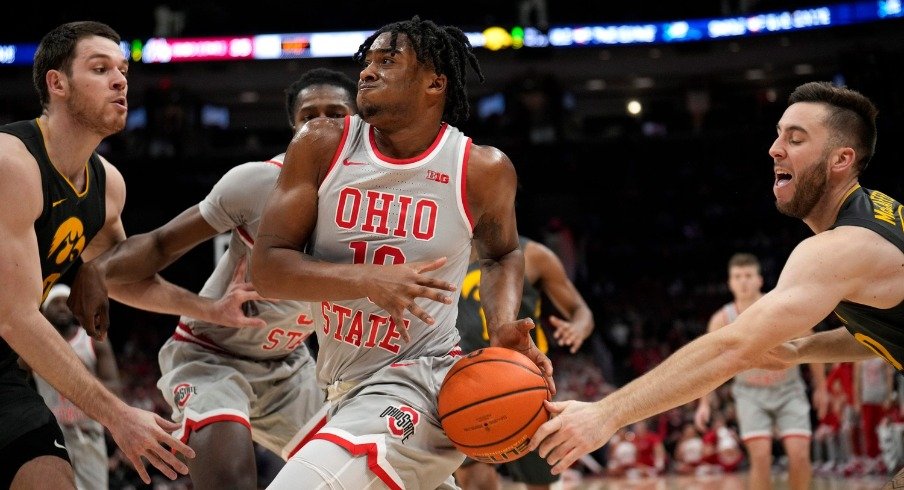 Ohio State przerywa passę pięciu porażek, wygrywając 93-77 w lepszym występie przeciwko Iowa