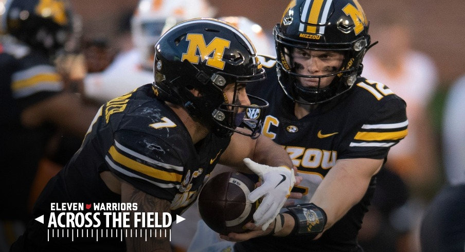 Brady Cook handing the ball to Cody Schrader